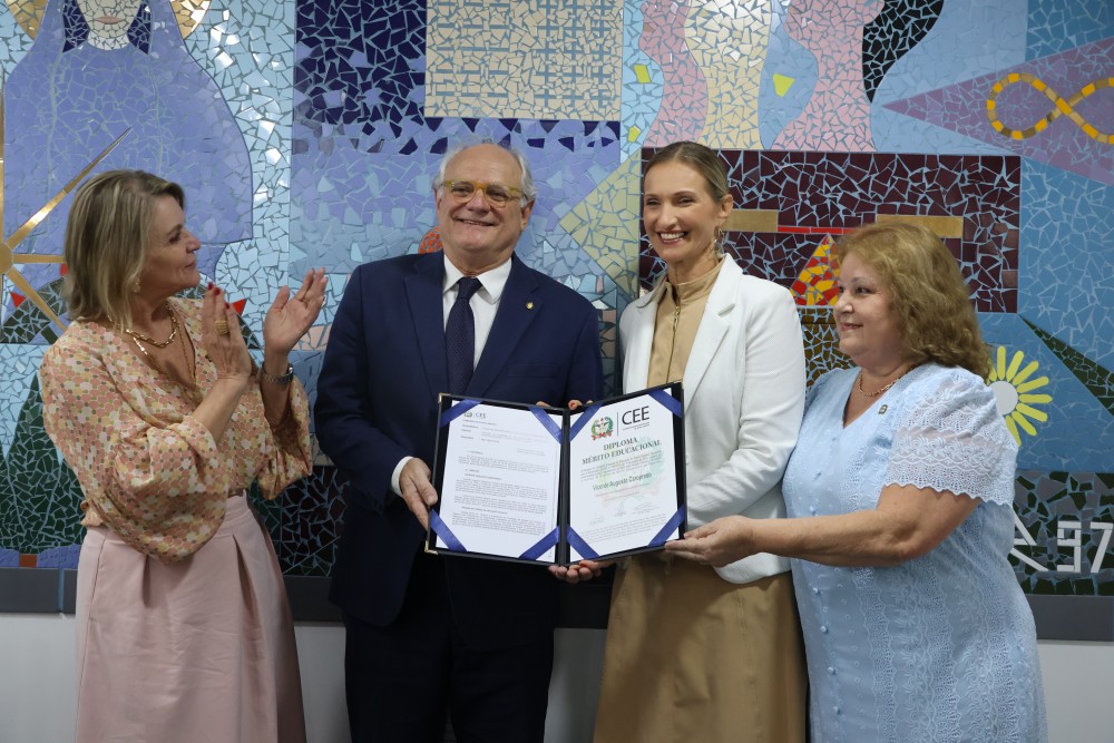Deputado Dr. Vicente recebe Diploma de Mérito Educacional do Conselho Estadual de Educação
