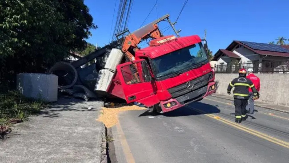 Caminhão tomba e derruba poste em Pomerode