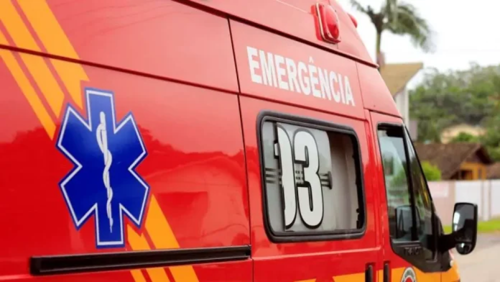 Motociclista fica gravemente ferido após colisão com caminhonete