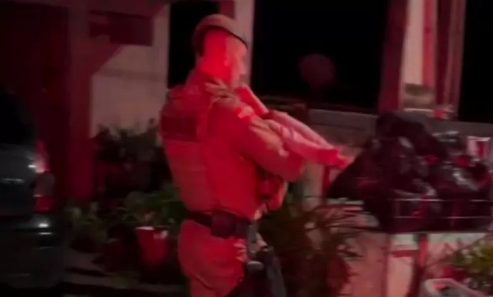 Policiais encontram criança de 4 anos andando sozinha durante a madrugada em Jaraguá do Sul