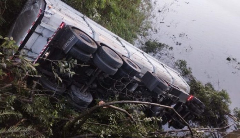 Caminhoneiro desaparece após carreta cair em represa na BR-376