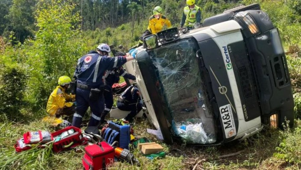 Caminhão cai em ribanceira e deixa quatro feridos 