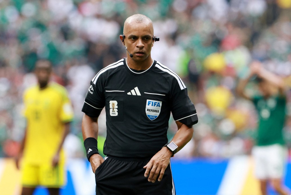 México vence a África do Sul por 2 a 0 em abertura tensa e recorde de expulsões