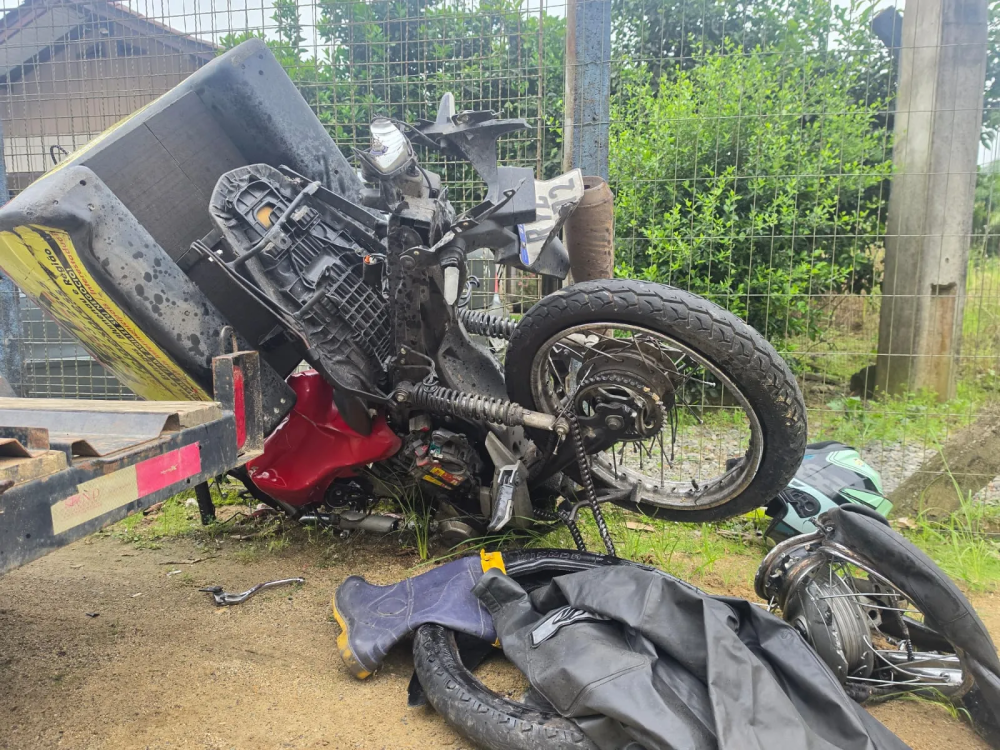 Jovem de 19 anos morre após colisão entre moto e carro na SC-108, em Massaranduba