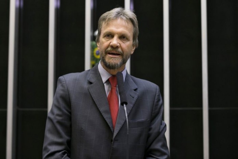 Deputado Pedro Uczai sofre AVC após passar mal durante reunião na Câmara