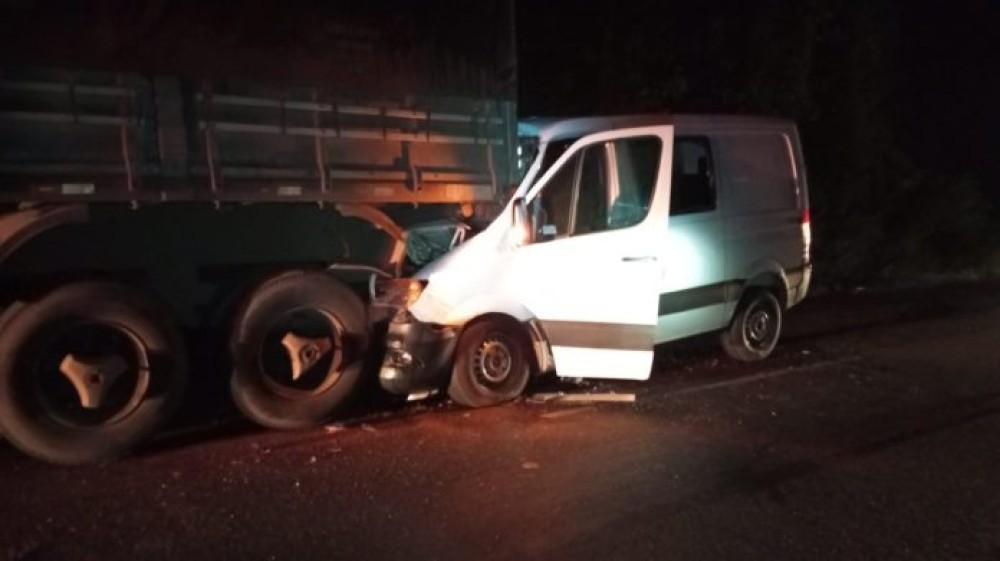 Oito trabalhadores ficam feridos em colisão entre van e carreta na BR-282