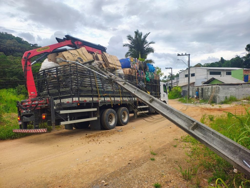 Caminhão acima do limite de altura arranca fiação e derruba poste em Jaraguá do Sul
