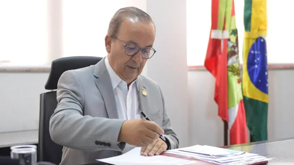 Jorginho sanciona lei que autoriza pais a vetar aulas sobre gênero em SC