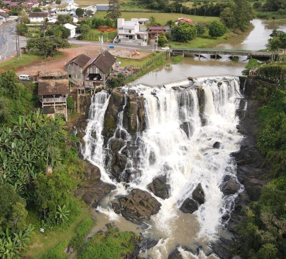 Doutor Pedrinho encanta turistas com frio, cachoeiras e gastronomia no inverno