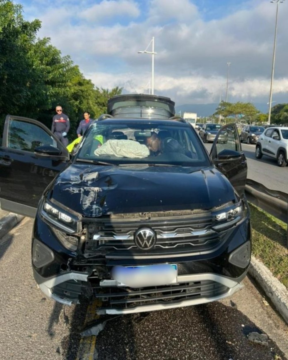 Motorista embriagado atropela ciclista, atinge poste e acaba preso