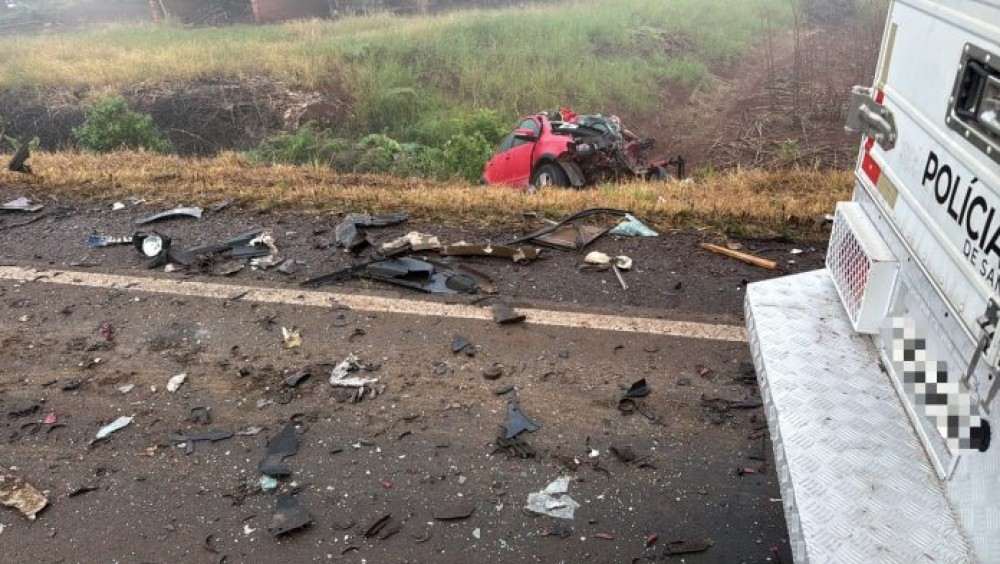 Colisão entre ônibus e carro deixa uma pessoa morta e outra ferida em SC