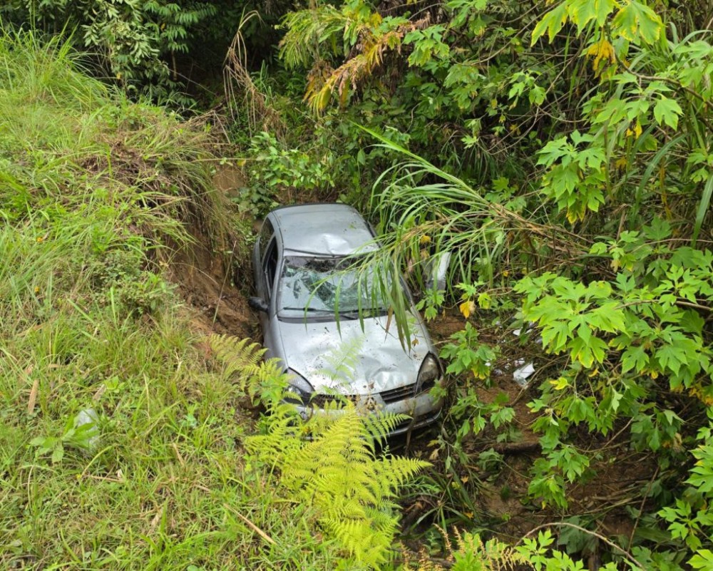 Carro sai da pista e cai em vala em Jaraguá do Sul