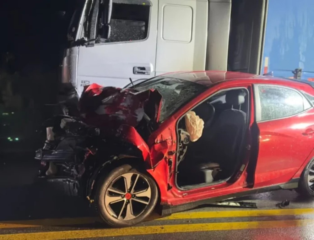Colisão frontal entre carro e caminhão na BR-282 deixa motorista morto