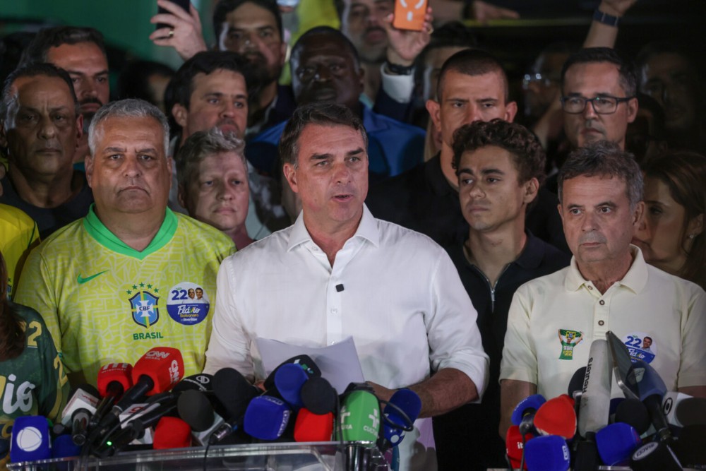 BOMBA: Flavio Bolsonaro deixou o país sem o seu passaporte? O que se sabe até agora