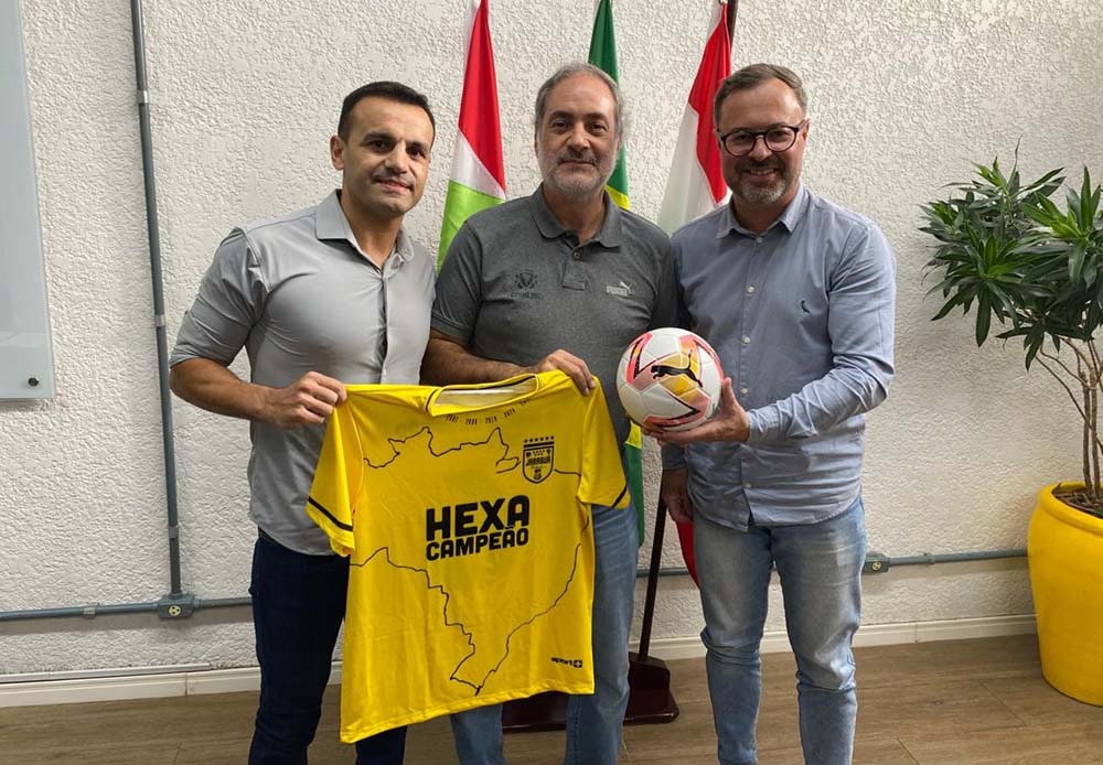 Superintendente do Jaraguá Futsal se reúne com dirigente da Conmebol em vistoria na Arena para Brasil x Argentina