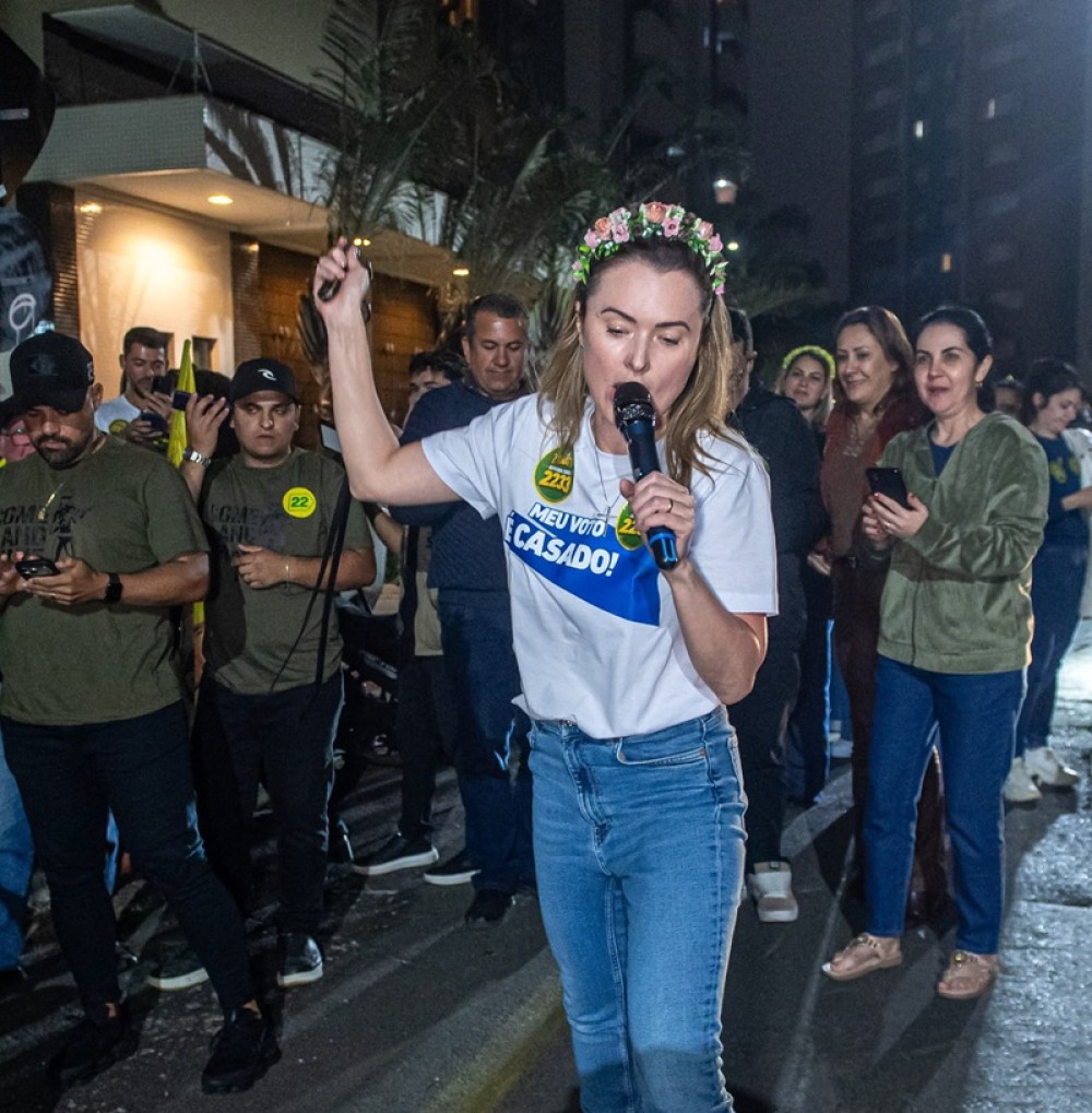 Júlia Zanatta comemora 560 mil votos nas ruas com chicote em Santa Catarina