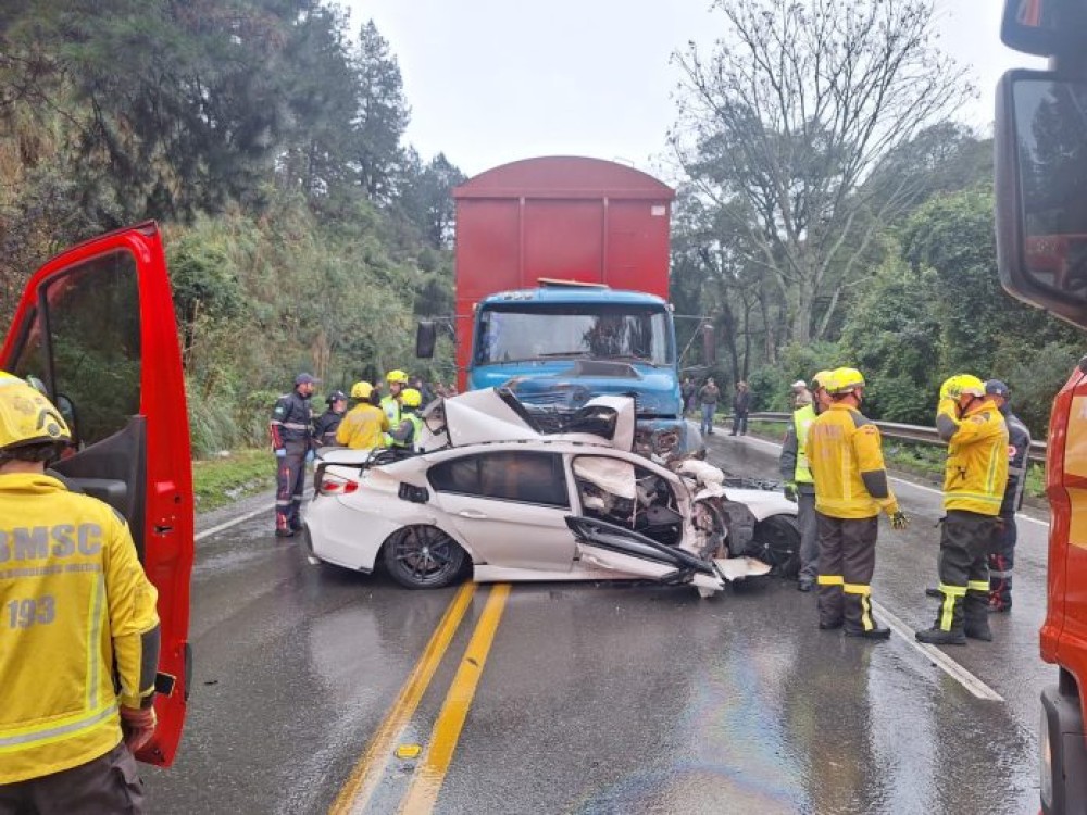 Motorista morre após colisão entre BMW e caminhão na SC-418