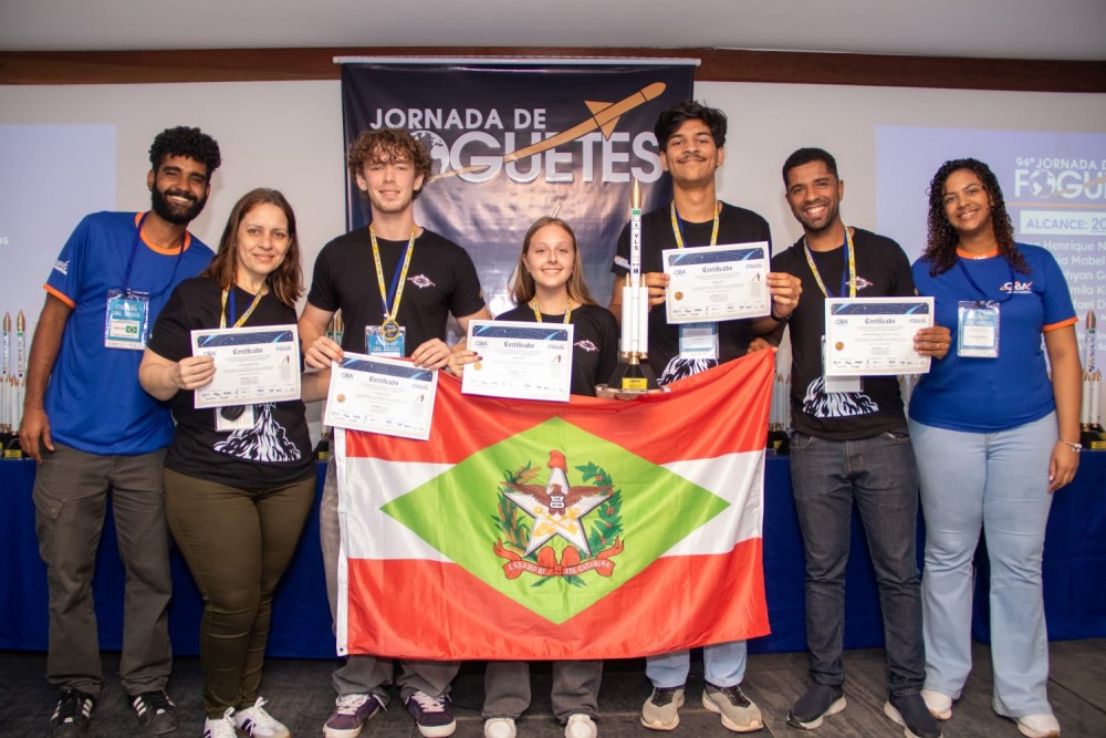 Estudantes de Jaraguá do Sul conquistam medalha de ouro em competição de foguetes