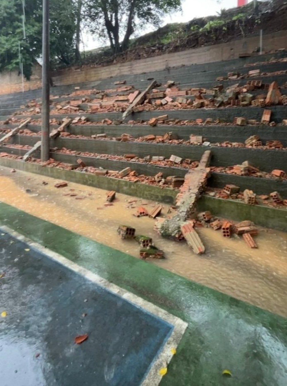 Chuva forte causa estragos em 14 municípios de SC