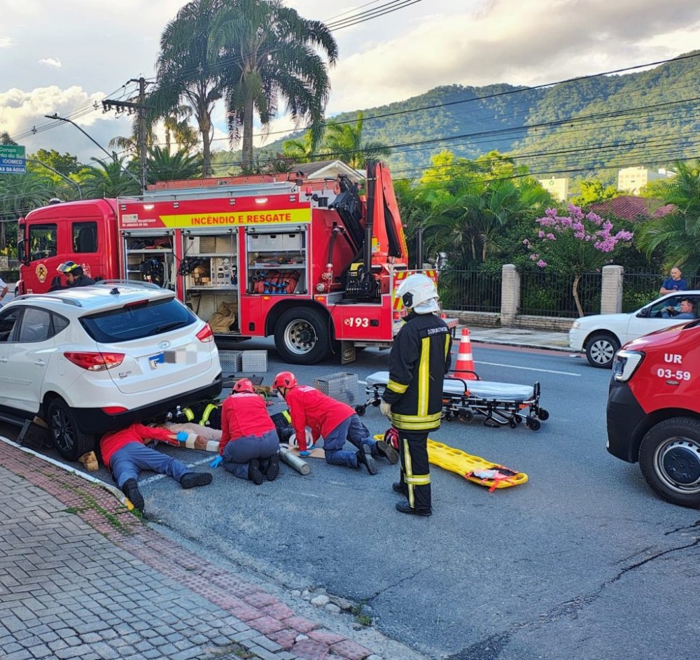 Mulher vai parar debaixo de carro após acidente em Jaraguá do Sul