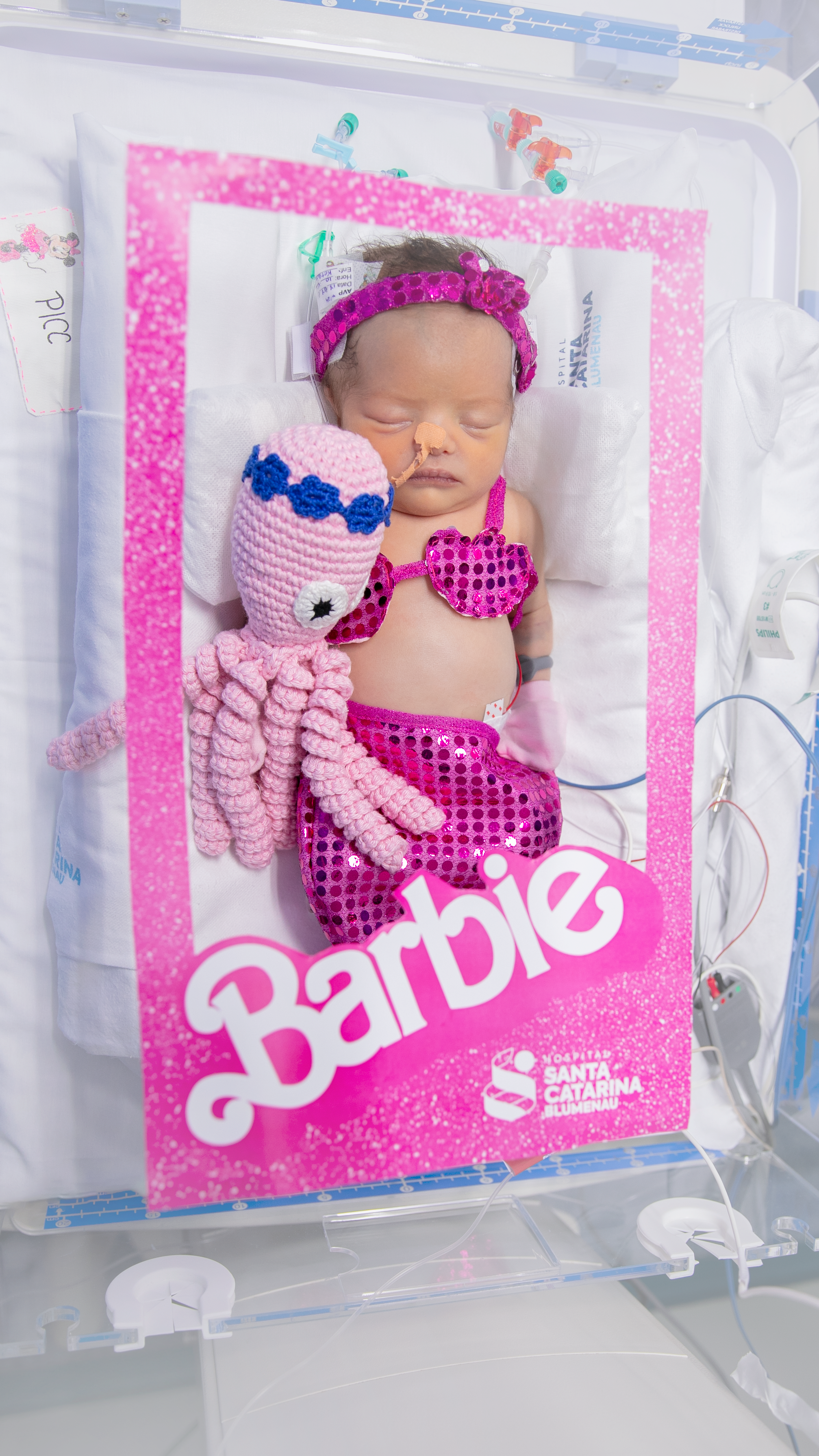 A bebê Helena recebeu uma fantasia de Barbie Sereia - HSC/Reprodução ND