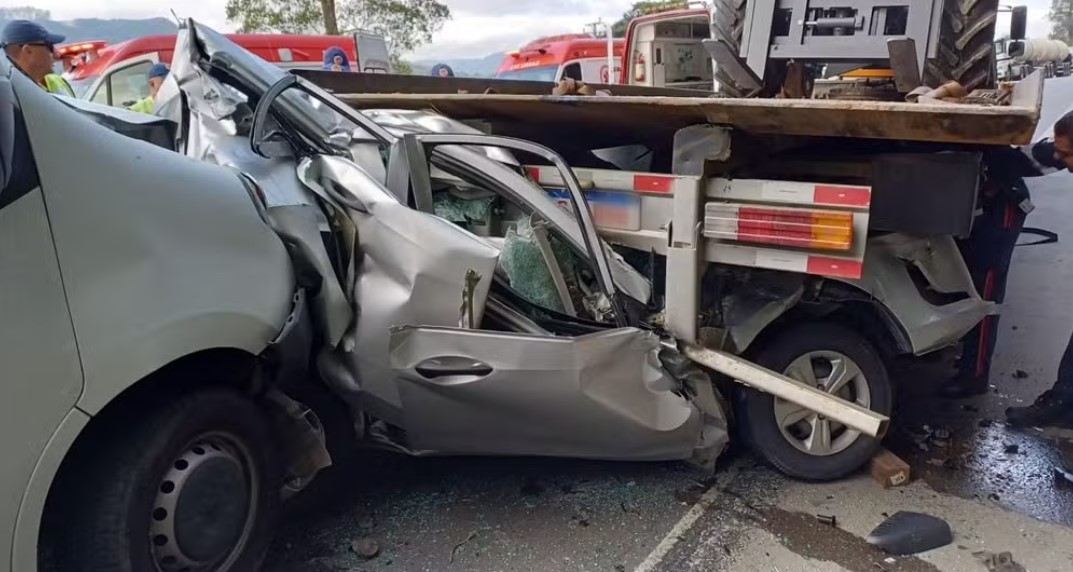 Motorista fica gravemente ferida após carro ser prensado por caminhão em Rio do Sul
