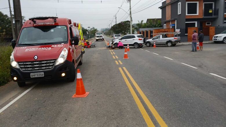 Motociclista Fica Ferido em Colisão com Carro no Centro de Schroeder