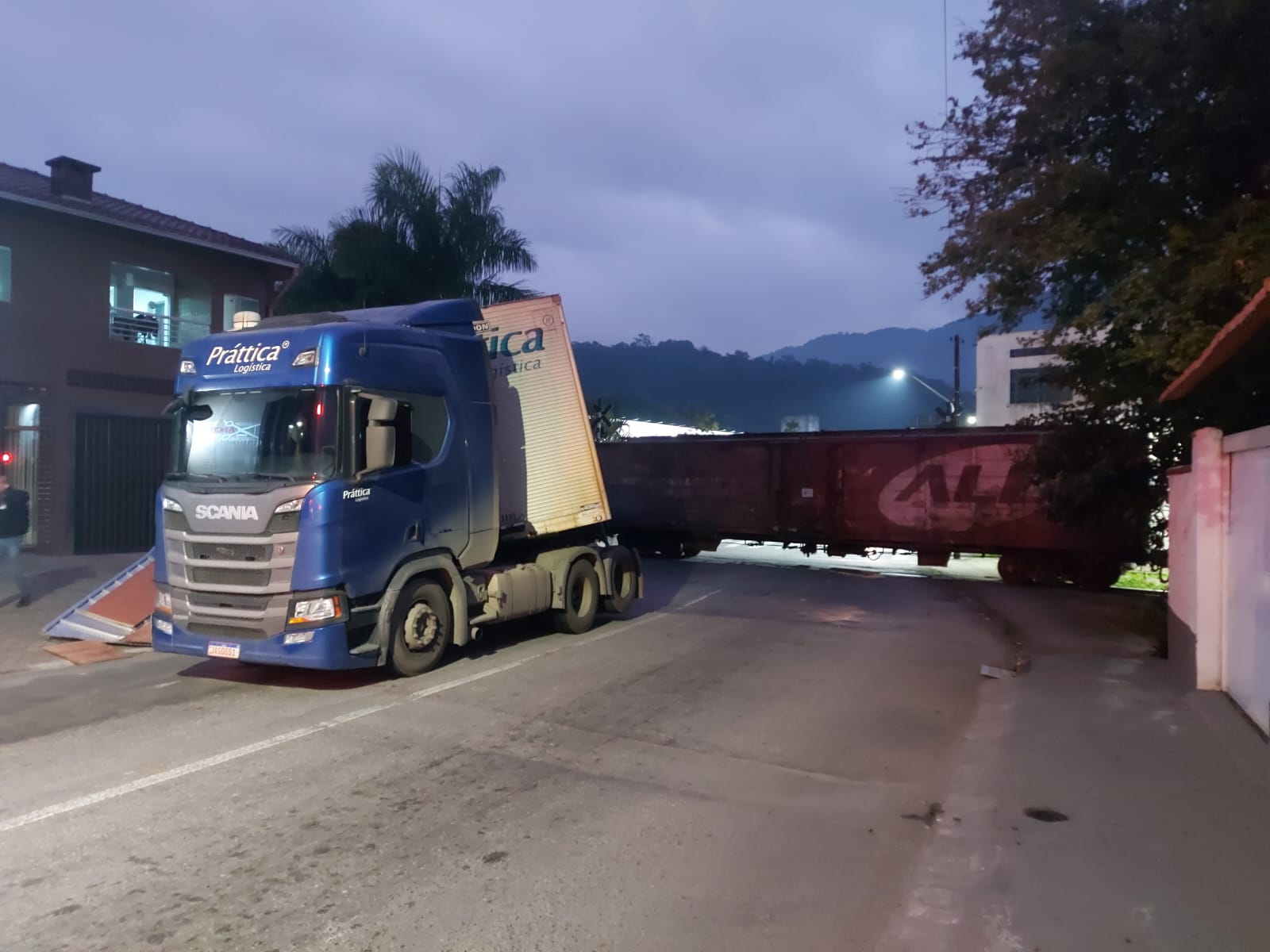 Acidente entre caminhão e trem paralisa trânsito na Rua Bernardo Dornbusch, em Jaraguá do Sul
