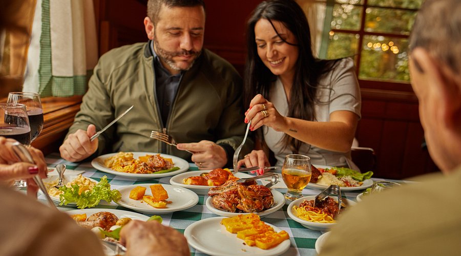 Dia dos Pais com mesa farta e clima familiar no Galeto Mamma Mia