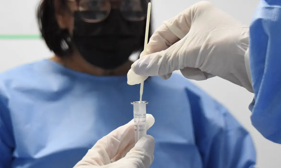 Nova cepa da Covid-19, ‘variante da rouquidão’, provoca internações no Brasil