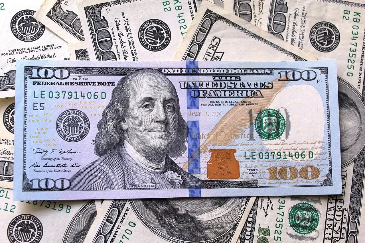 Dólar sobe a R$ 5,43 em movimento contrário ao exterior, em dia de feriado nos EUA