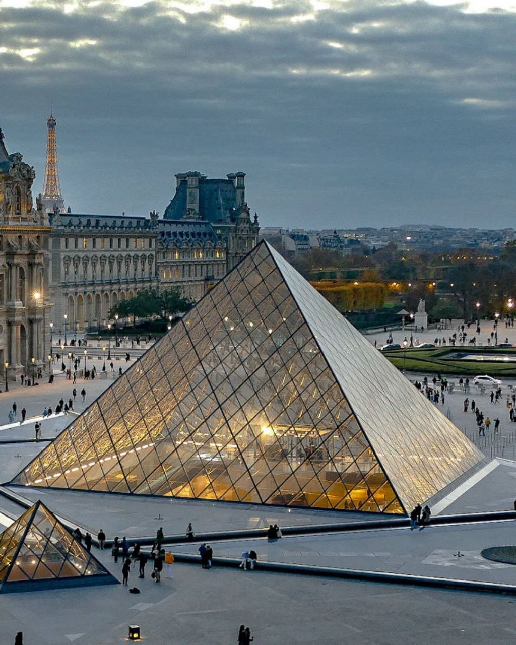 Louvre fecha as portas após roubo de joias da coroa francesa
