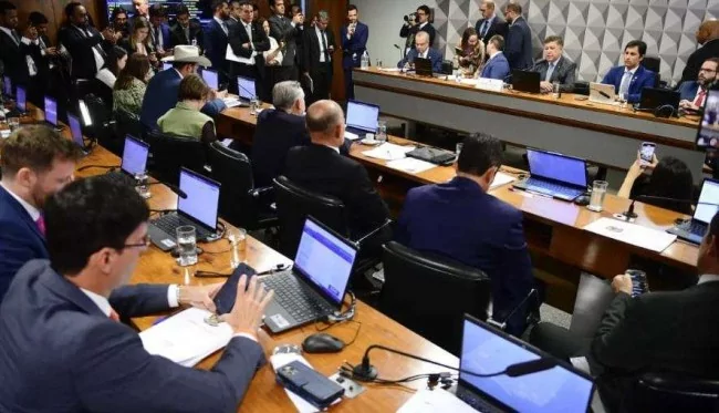 URGENTE (e digno de roteiro de série policial): CPMI do INSS madruga, bate na porta e leva ex-diretor “na marra” pra depor