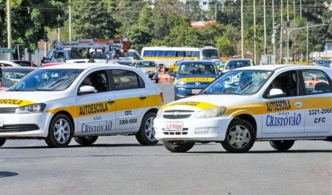 URGENTE- Resolução acaba com exigência de aulas em autoescola — e o setor já pode ir preparando o lenço