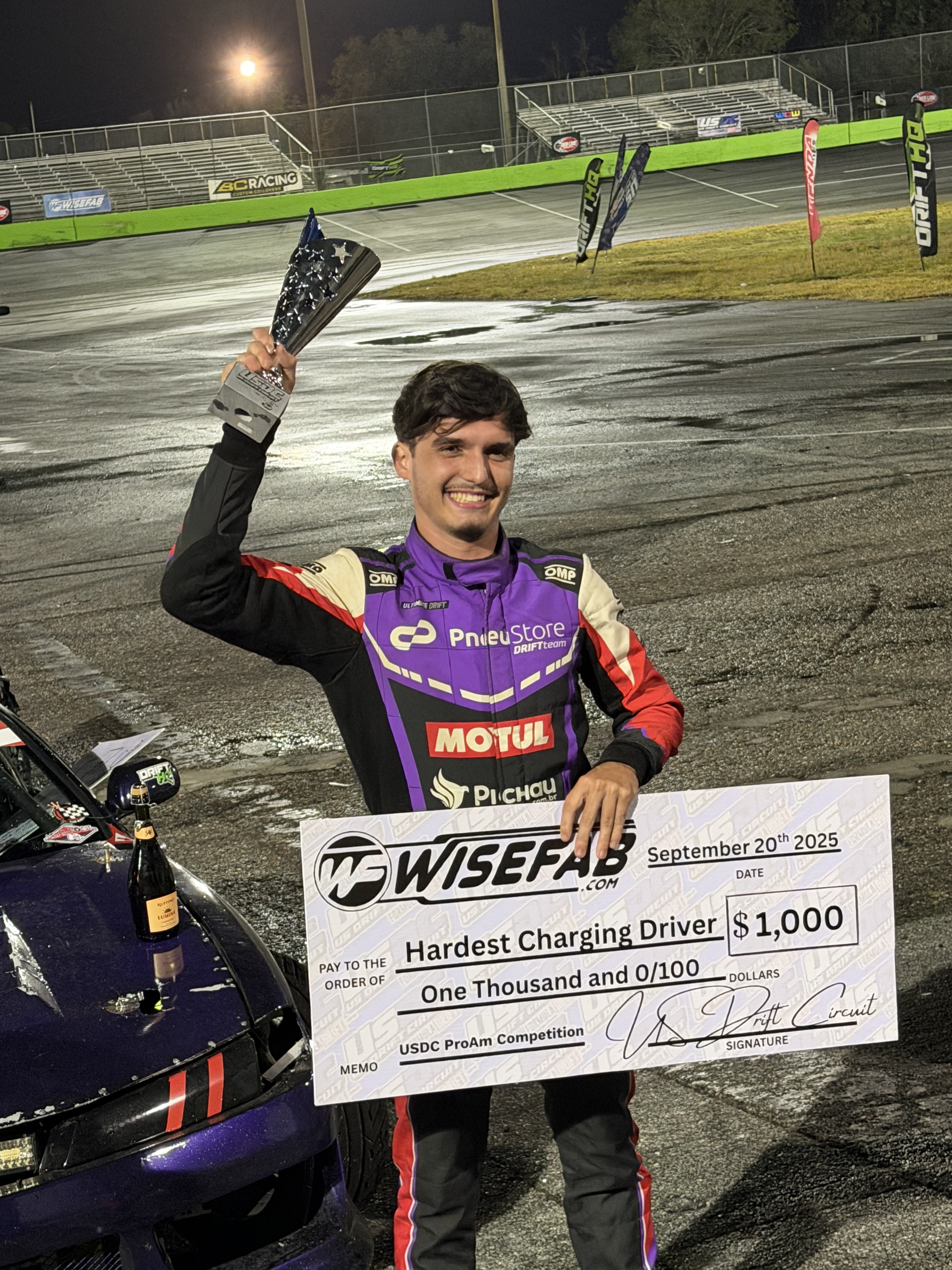 Piloto catarinense é o primeiro brasileiro a vencer uma etapa da Fórmula Drift ProAM nos EUA