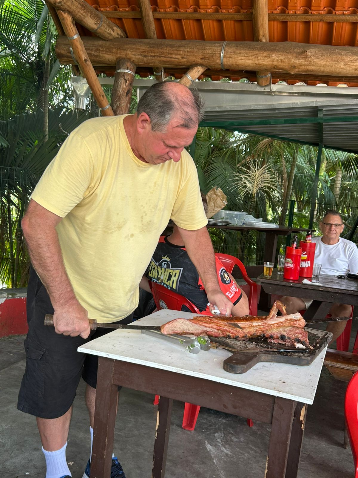 Elizio Gross — o famoso Laranjinha — é um homem-orquestra que se dedica à amizade
