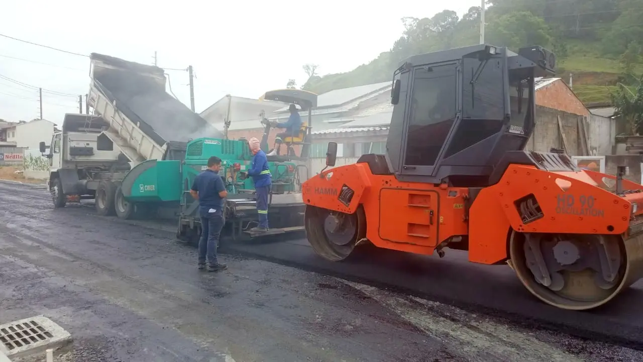 Inicia pavimentação asfáltica de duas ruas no bairro Três Rios do Sul