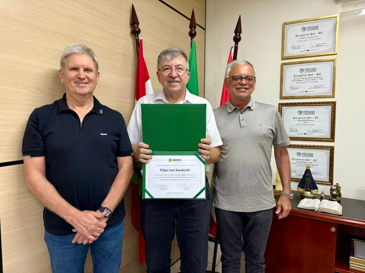 Filipe Luís é homenageado em Jaraguá do Sul