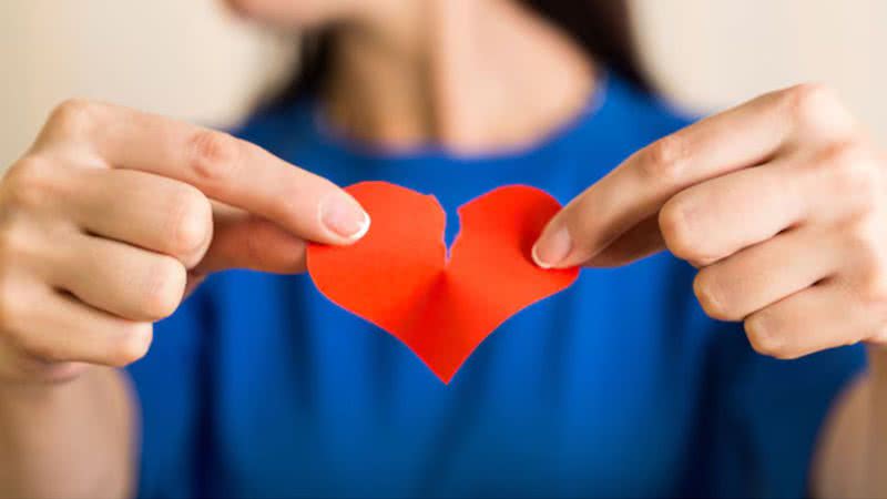 Esposa de ídolo do futebol mundial pede divórcio após ex-jogador ser flagrado com outra mulher