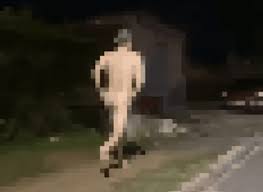 VÍDEO: Homem corre peladão no meio da rua após ter traição flagrada